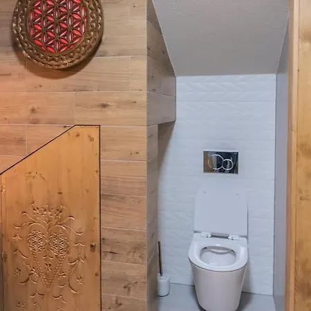 Zbyszko Apartament Czerwony Daire *
